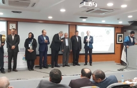 دریافت تندیس بلورین دومین کنفرانس مدیریت دانشی (KM4D) با رویکرد مدیریت منابع توسط شرکت بابک مس ایرانیان